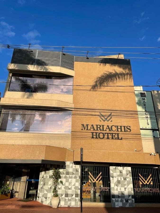 Fachada do Mariachis Hotel, com letreiro e entrada na calçada